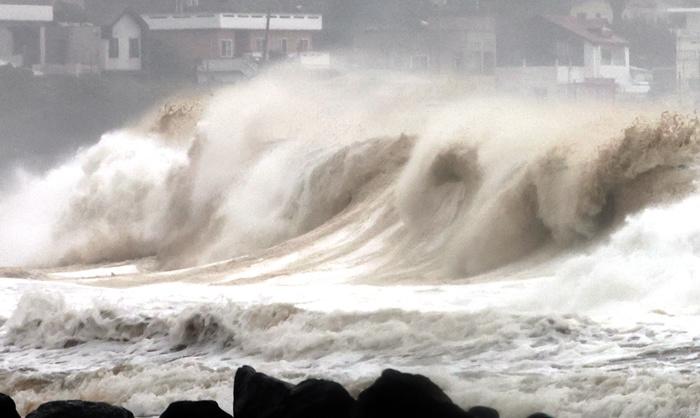 韓國(guó)濟(jì)州島浪高雨急