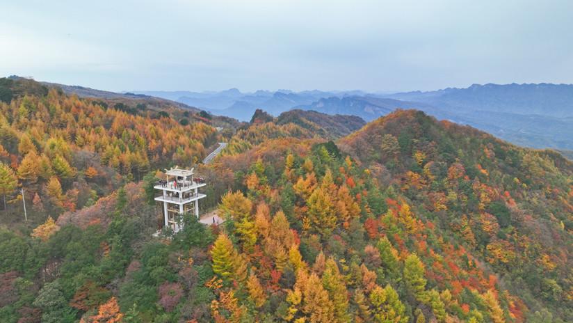 四川米倉(cāng)山大峽谷如天然五彩畫(huà)卷