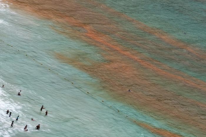 南非開(kāi)普敦海水呈鐵銹紅色