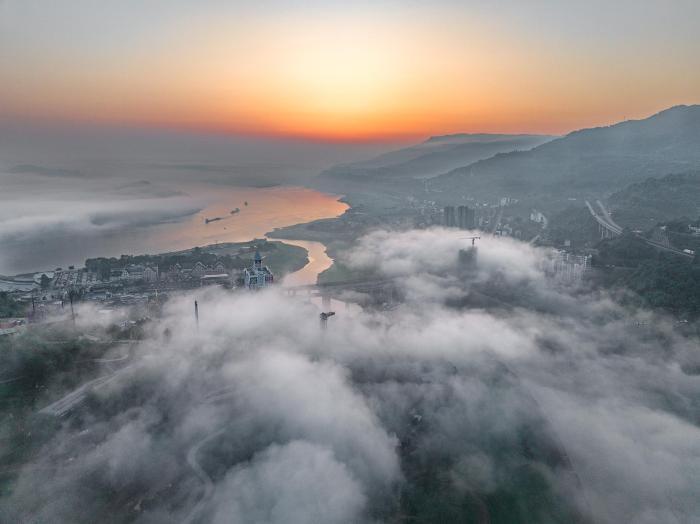 三峽庫區(qū)沿江小鎮(zhèn)現平流霧壯美景觀