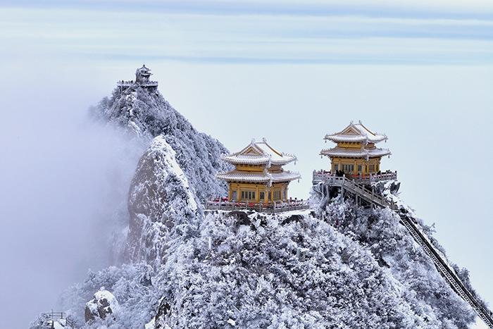 老君山白雪云海和傳統建筑同框