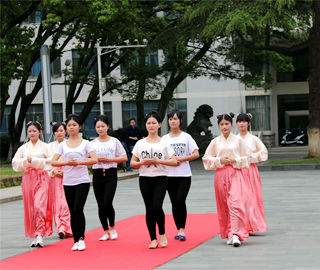 武漢女大學生著漢服演示傳統(tǒng)“及笄禮”