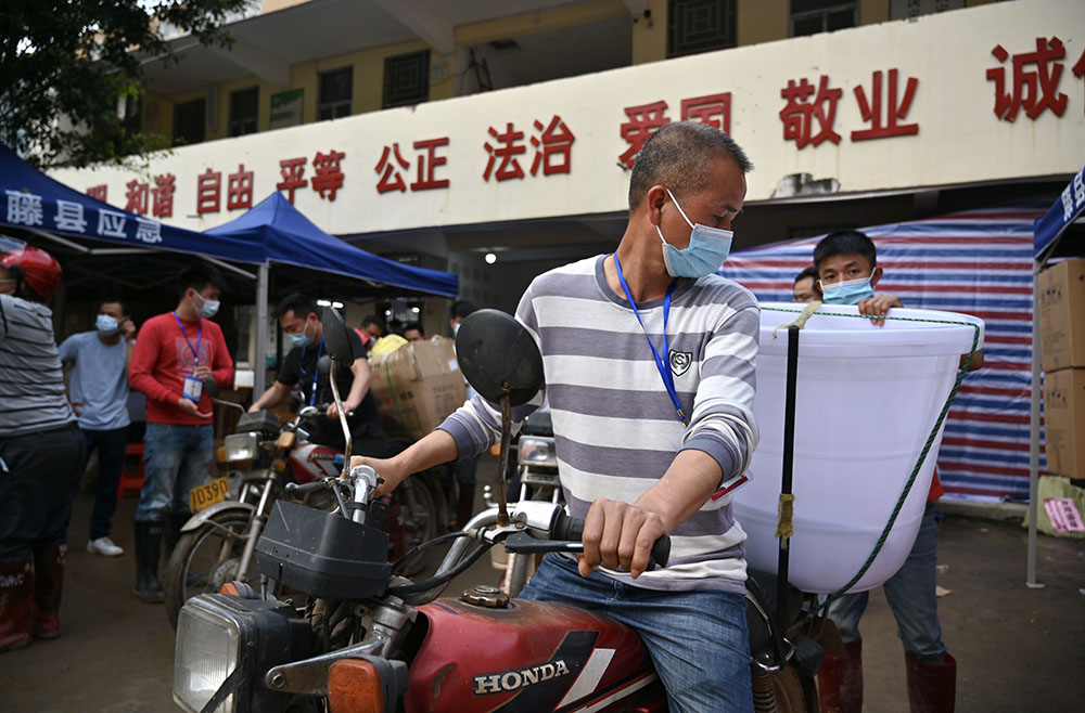 東航客機(jī)事故現(xiàn)場(chǎng) 村民騎摩托車運(yùn)物資