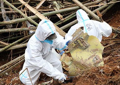 武警官兵分批次、分區(qū)域搜索