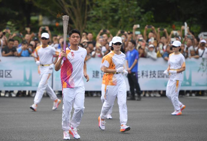 杭州亞運(yùn)會(huì)火炬在浙江杭州傳遞